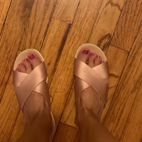 rose gold ugg flip flops